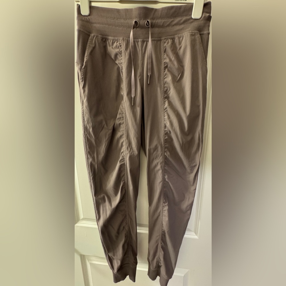 Lululemon joggers drawstring athletic women’s size 6